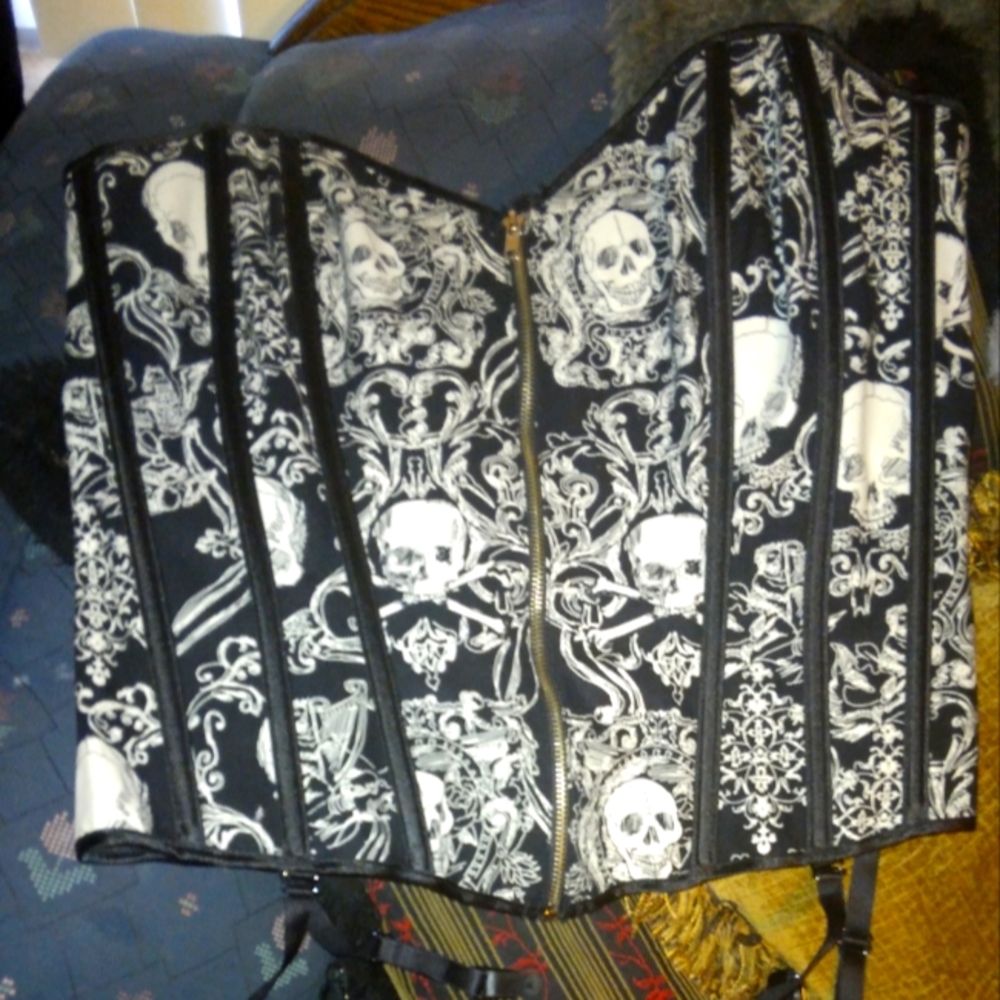 Corset with skulls